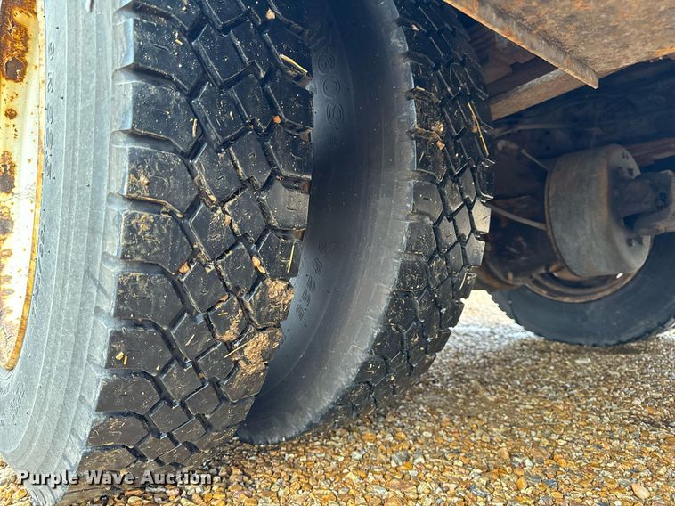 image for item DO2214 2004 International 4300  flatbed truck