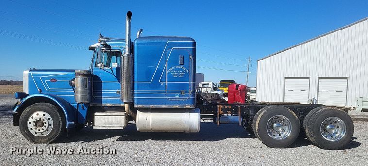 image for item DO4771 1985 Peterbilt 382  semi truck
