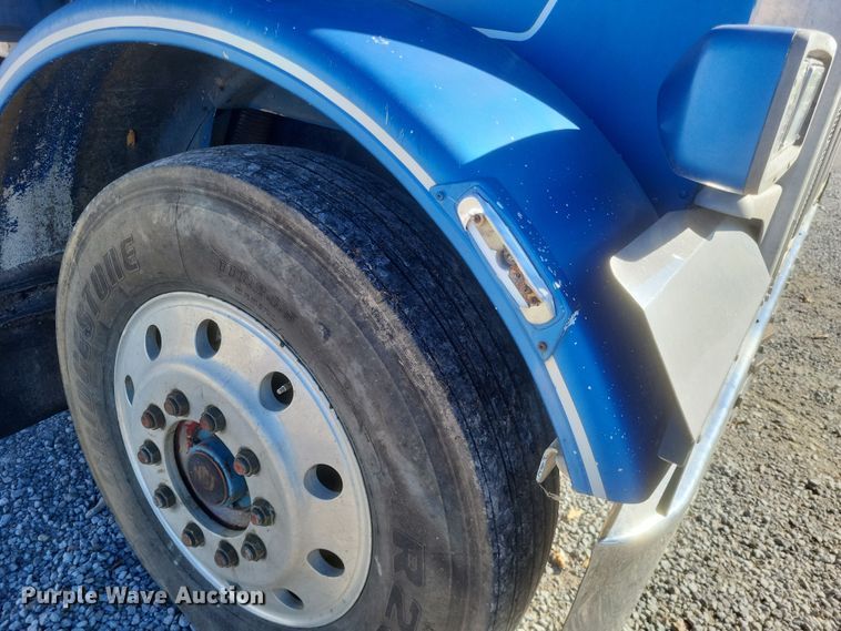 image for item DO4771 1985 Peterbilt 382  semi truck