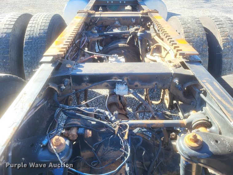 image for item DO4771 1985 Peterbilt 382  semi truck