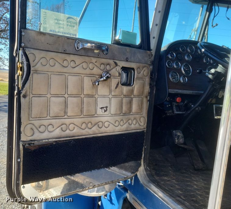 image for item DO4771 1985 Peterbilt 382  semi truck