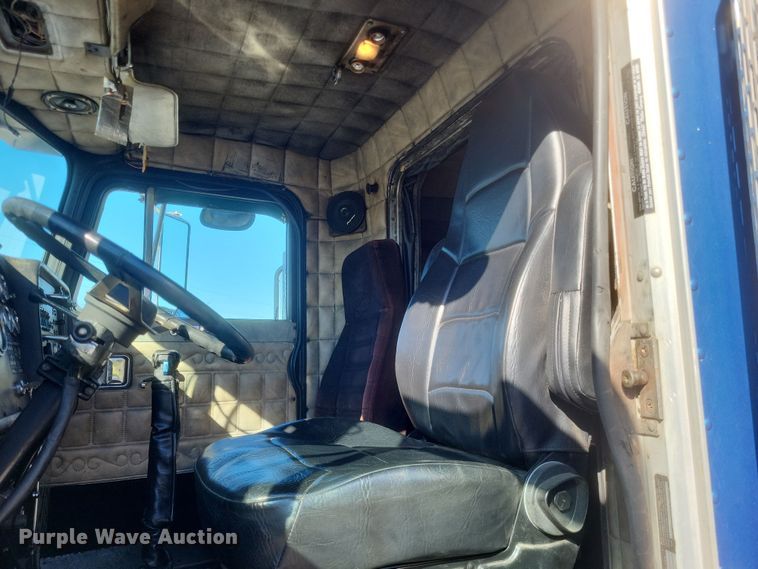 image for item DO4771 1985 Peterbilt 382  semi truck