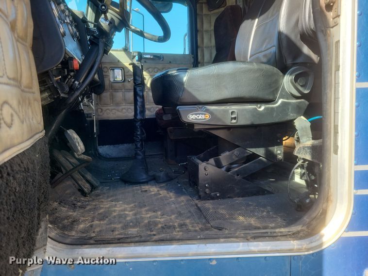 image for item DO4771 1985 Peterbilt 382  semi truck