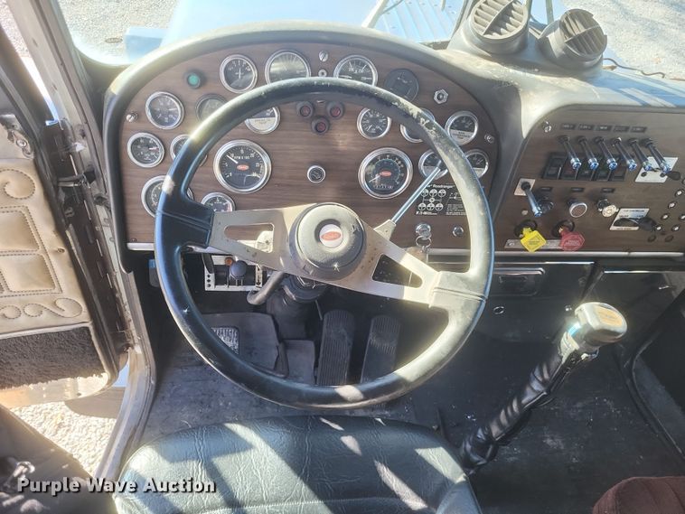 image for item DO4771 1985 Peterbilt 382  semi truck