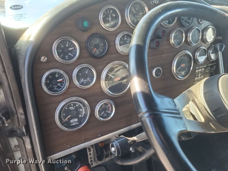 image for item DO4771 1985 Peterbilt 382  semi truck