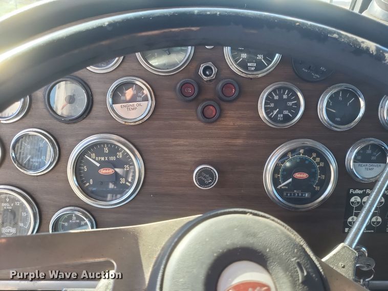 image for item DO4771 1985 Peterbilt 382  semi truck