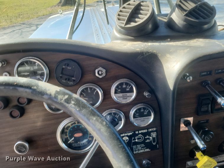 image for item DO4771 1985 Peterbilt 382  semi truck