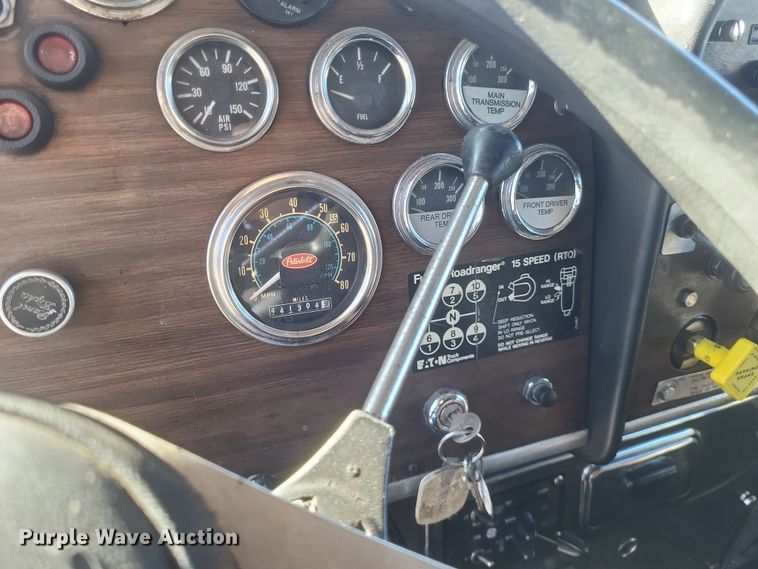 image for item DO4771 1985 Peterbilt 382  semi truck