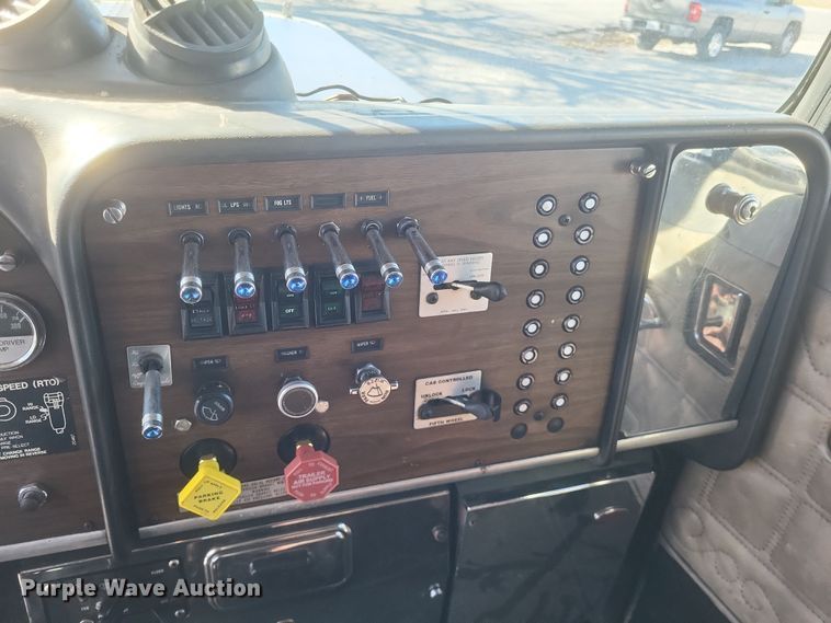 image for item DO4771 1985 Peterbilt 382  semi truck