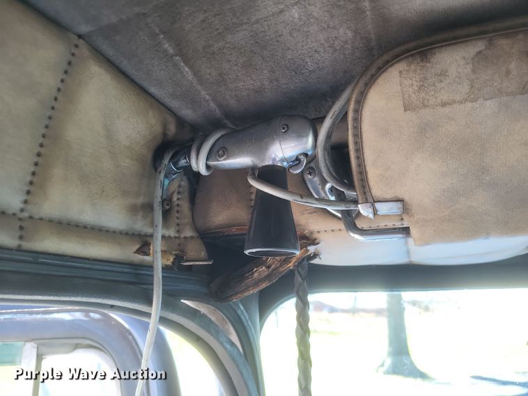 image for item DO4771 1985 Peterbilt 382  semi truck