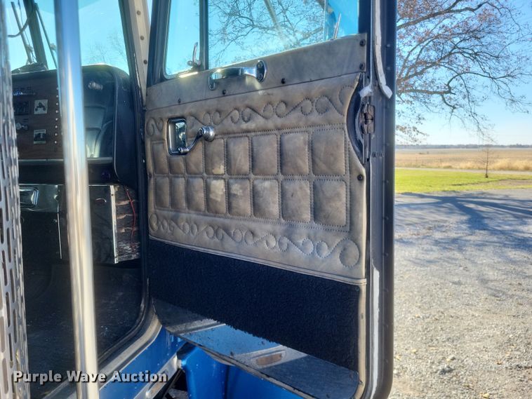 image for item DO4771 1985 Peterbilt 382  semi truck