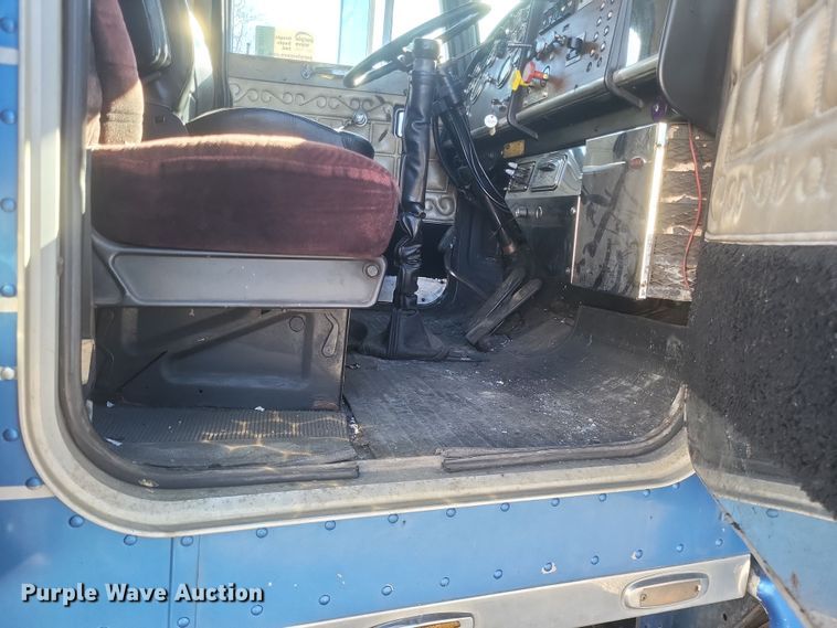 image for item DO4771 1985 Peterbilt 382  semi truck