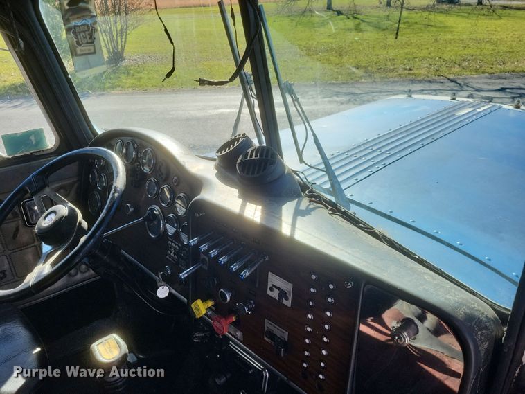 image for item DO4771 1985 Peterbilt 382  semi truck