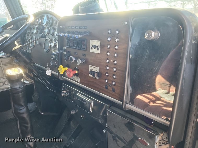 image for item DO4771 1985 Peterbilt 382  semi truck