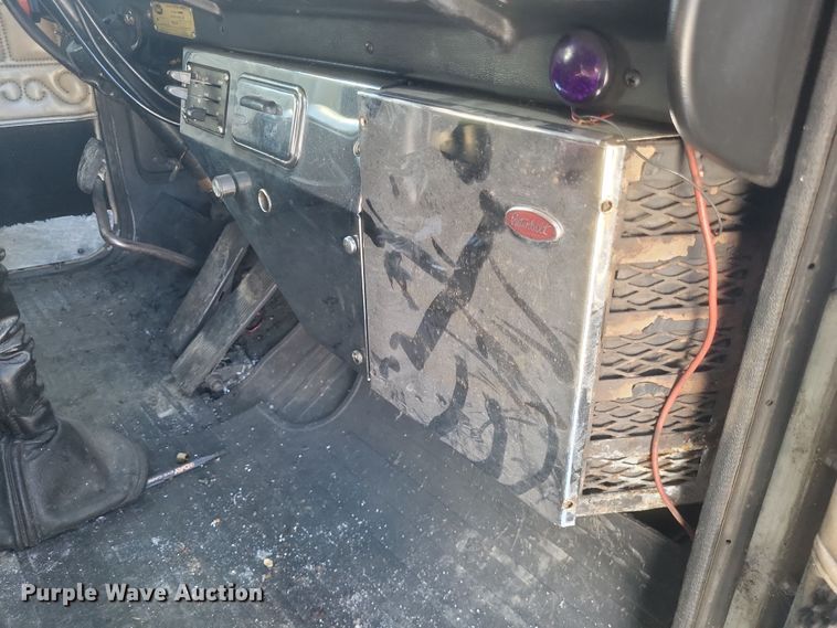 image for item DO4771 1985 Peterbilt 382  semi truck