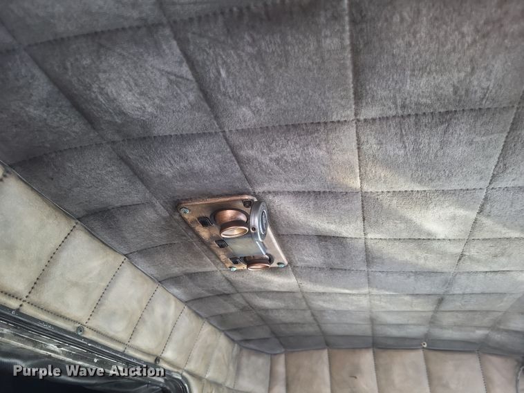 image for item DO4771 1985 Peterbilt 382  semi truck