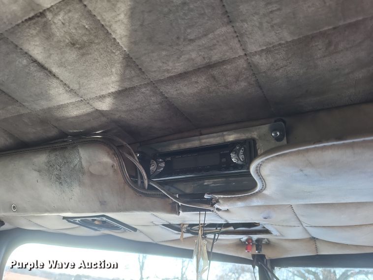 image for item DO4771 1985 Peterbilt 382  semi truck