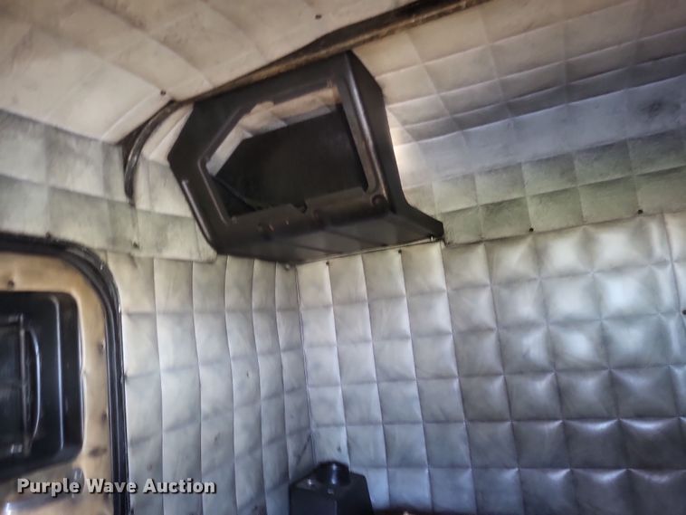 image for item DO4771 1985 Peterbilt 382  semi truck