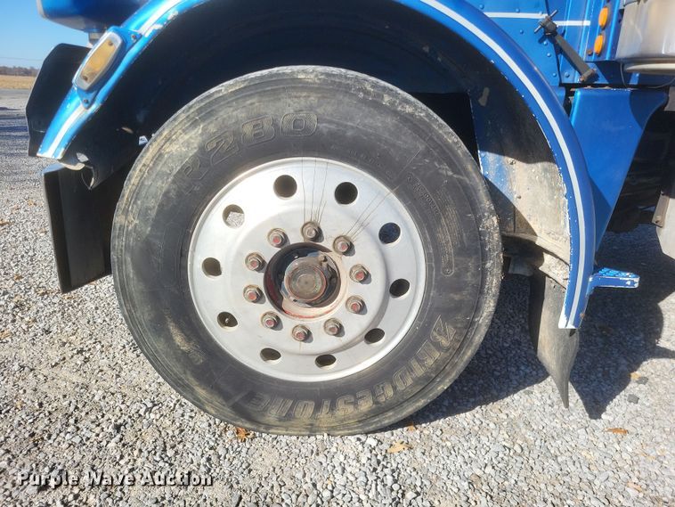 image for item DO4771 1985 Peterbilt 382  semi truck