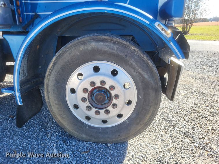 image for item DO4771 1985 Peterbilt 382  semi truck