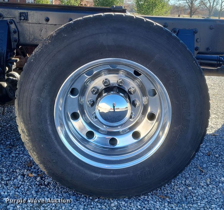 image for item DO4771 1985 Peterbilt 382  semi truck