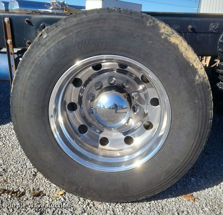 image for item DO4771 1985 Peterbilt 382  semi truck