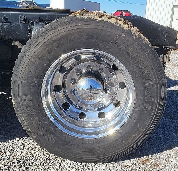 image for item DO4771 1985 Peterbilt 382  semi truck