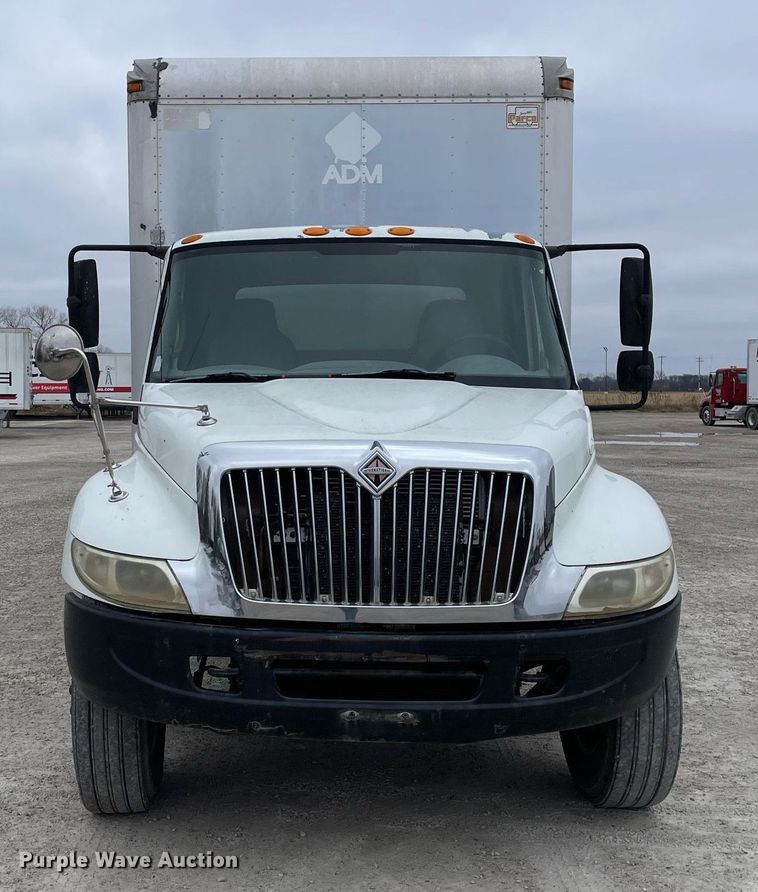 image for item DP0274 2003 International 4400  box truck