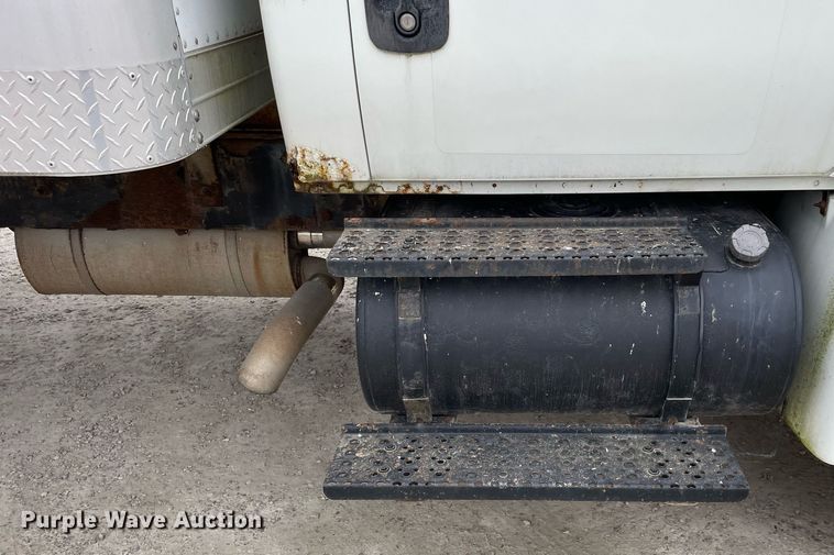 image for item DP0274 2003 International 4400  box truck