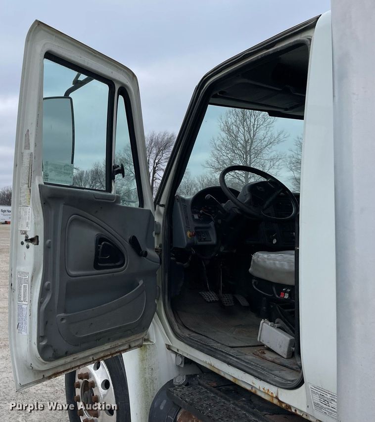 image for item DP0274 2003 International 4400  box truck