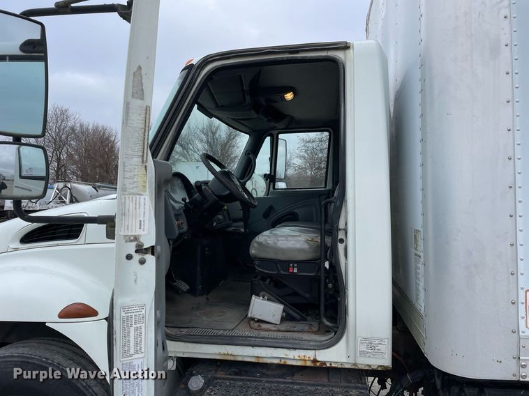 image for item DP0274 2003 International 4400  box truck