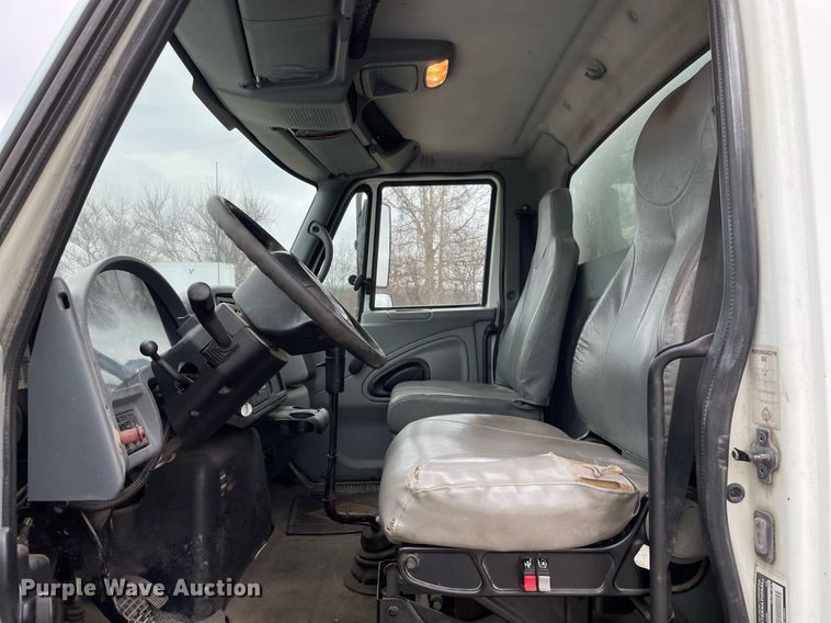 image for item DP0274 2003 International 4400  box truck