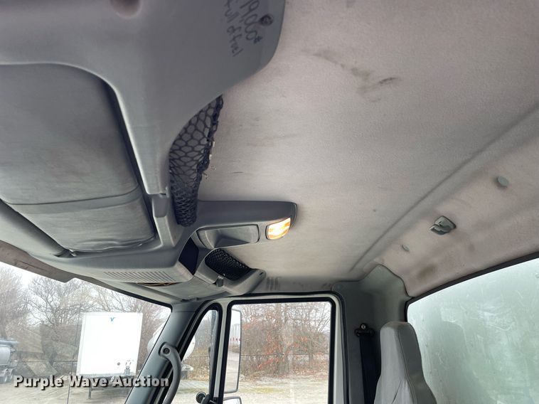 image for item DP0274 2003 International 4400  box truck