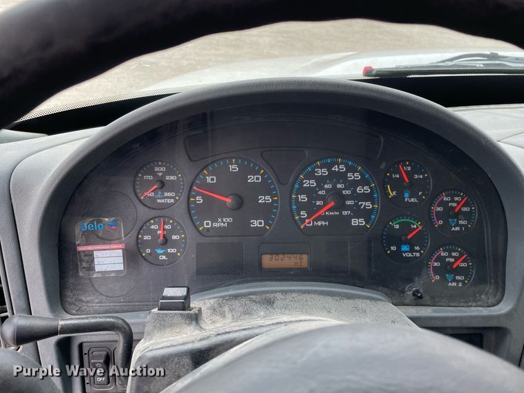 image for item DP0274 2003 International 4400  box truck