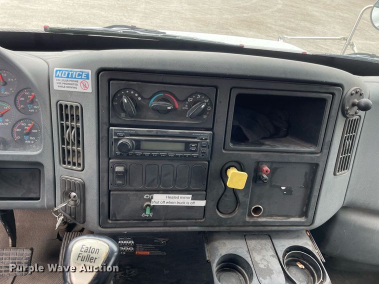 image for item DP0274 2003 International 4400  box truck