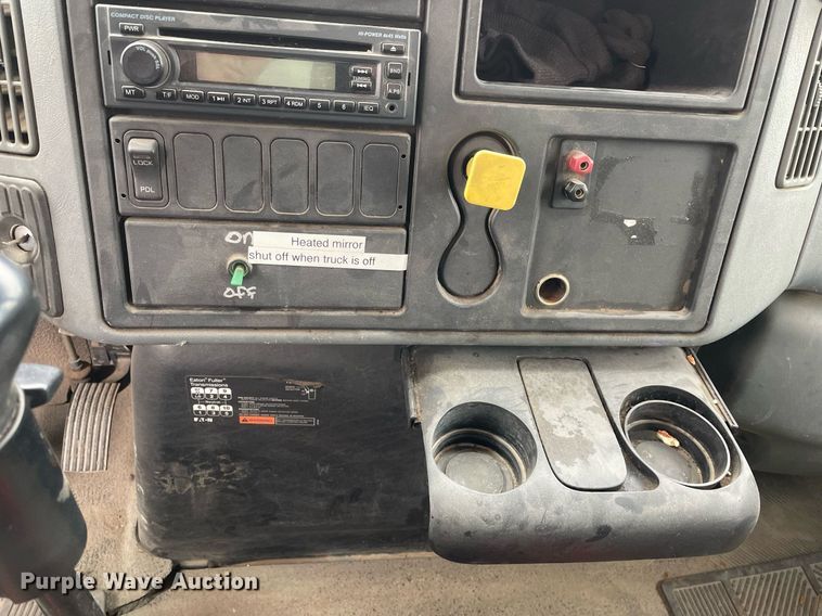 image for item DP0274 2003 International 4400  box truck