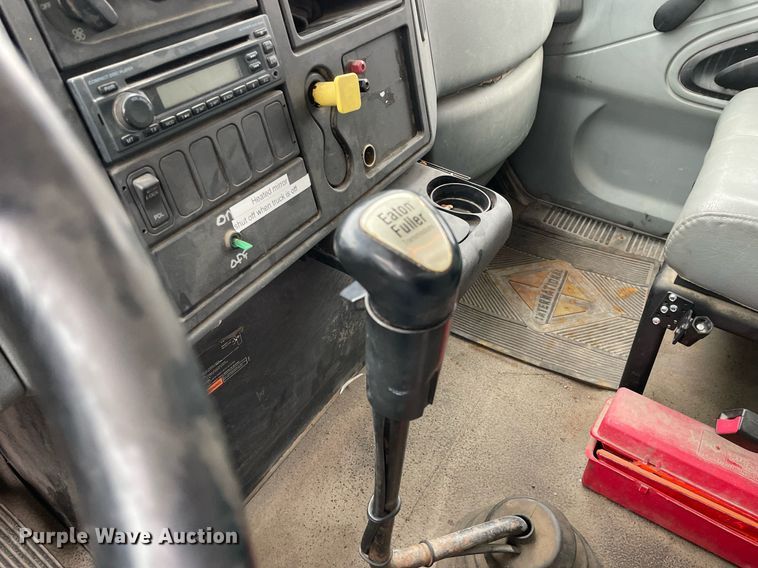 image for item DP0274 2003 International 4400  box truck