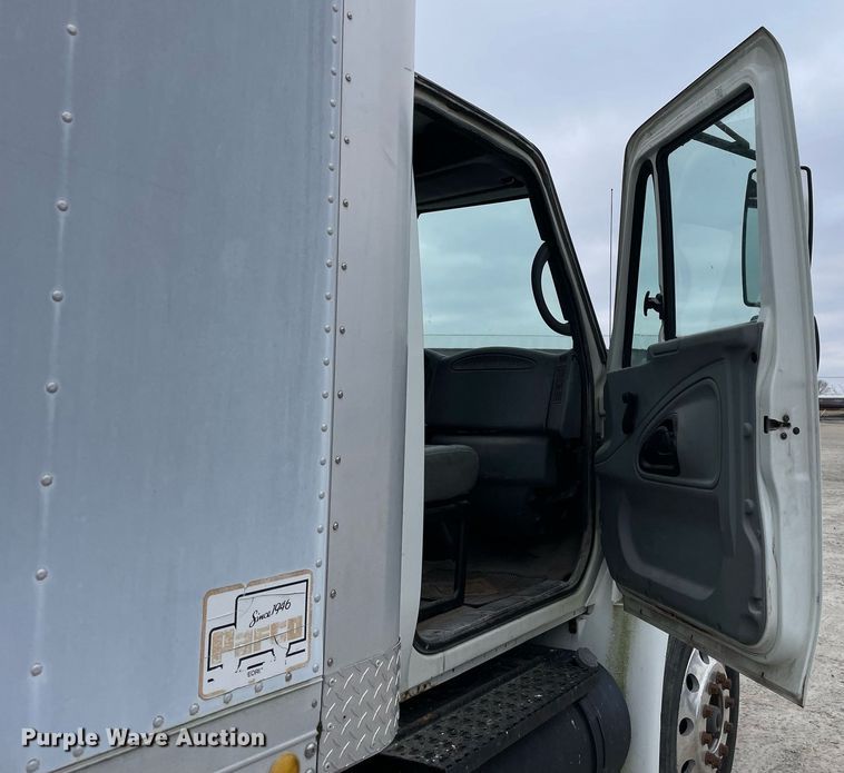 image for item DP0274 2003 International 4400  box truck