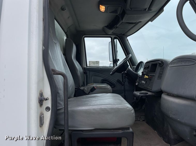 image for item DP0274 2003 International 4400  box truck