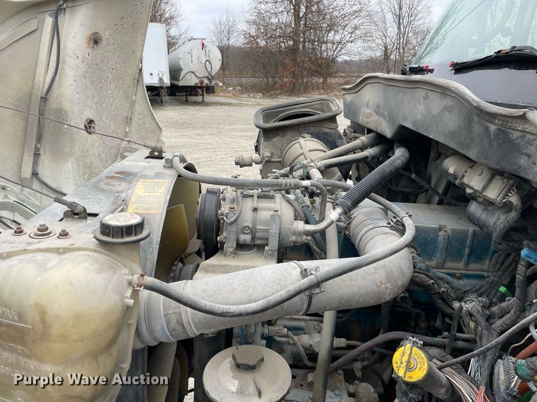 image for item DP0274 2003 International 4400  box truck