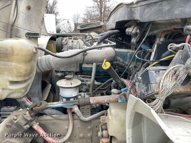 image for item DP0274 2003 International 4400  box truck