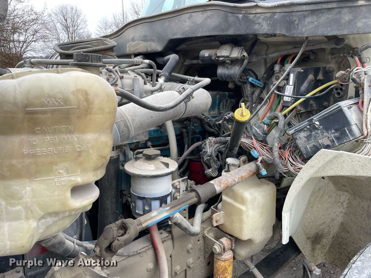 image for item DP0274 2003 International 4400  box truck