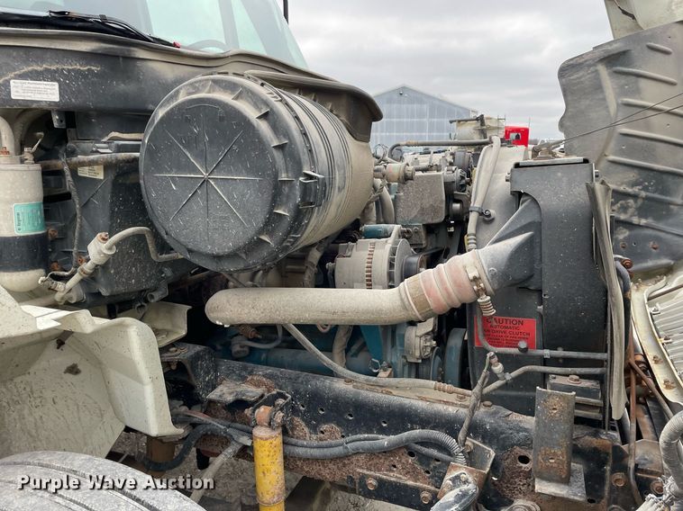 image for item DP0274 2003 International 4400  box truck