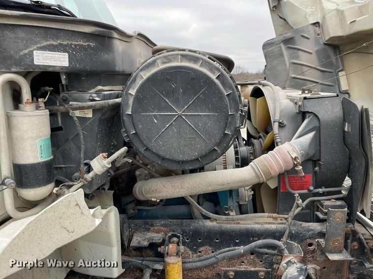 image for item DP0274 2003 International 4400  box truck