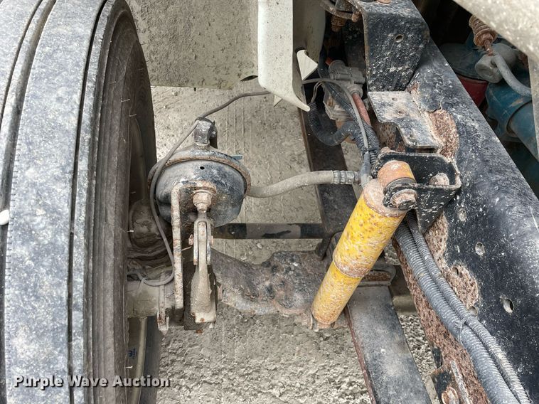 image for item DP0274 2003 International 4400  box truck