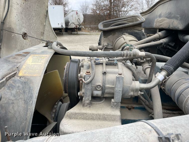 image for item DP0274 2003 International 4400  box truck