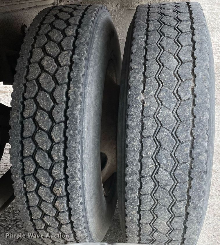 image for item DP0274 2003 International 4400  box truck