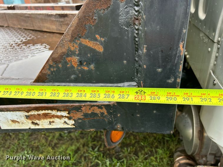 image for item DQ0938 2013 Freightliner Business Class M2  flatbed truck