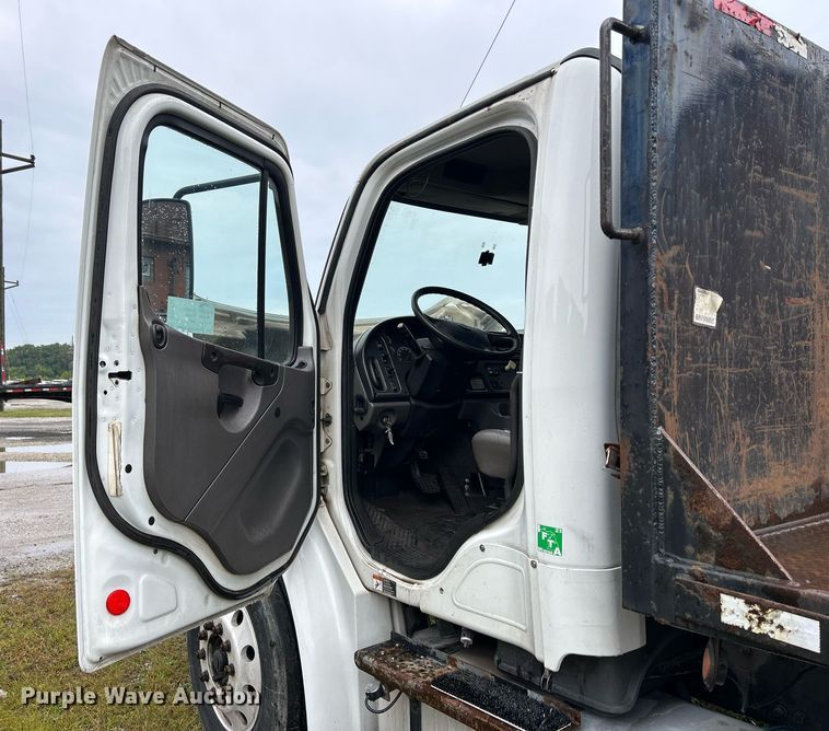 image for item DQ0938 2013 Freightliner Business Class M2  flatbed truck