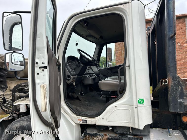 image for item DQ0938 2013 Freightliner Business Class M2  flatbed truck